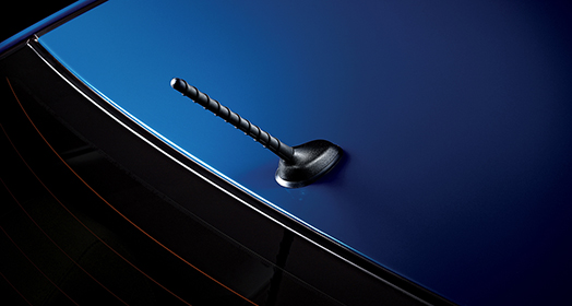 هوائي في الجزء الخلفي من فتحة السقف في سيارة أكسنت الزرقاء