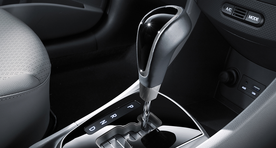 ناقل الحركة الأوتوماتيكي باللون الأسود