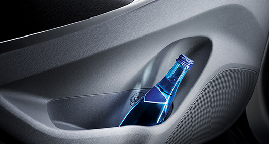 زجاجة شراب زرقاء في مكان التخزين في الباب