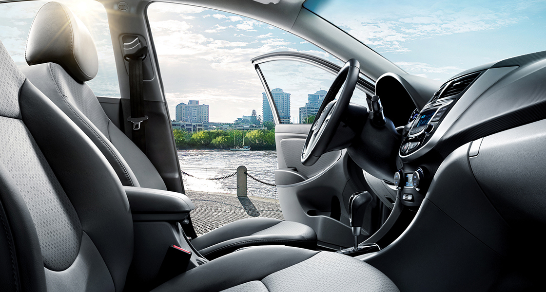 منظر للمدينة من مقعد الراكب الأمامي من خلال باب السائق في يومٍ صحو