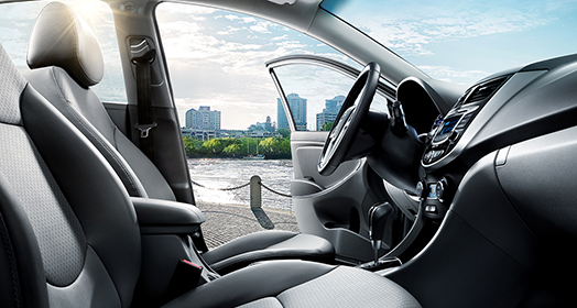 منظر للمدينة من مقعد الراكب الأمامي من خلال باب السائق في يومٍ صحو