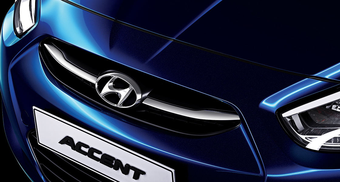 صورة مقربة لجزء الشبك الأمامية لسيارة أكسنت الزرقاء