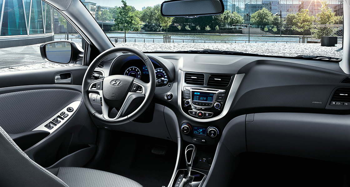 منظر بانورامي للمقعد الأمامي والتصميم الداخلي لمقصورة سيارة أكسنت