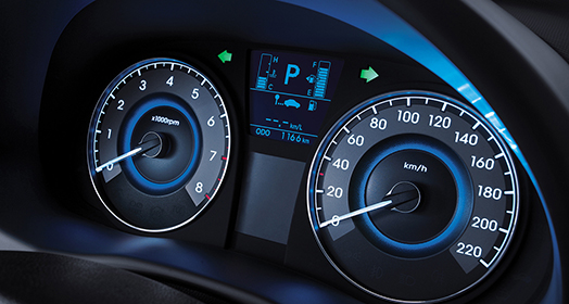 لوحة العدادات مع إضاءة زرقاء