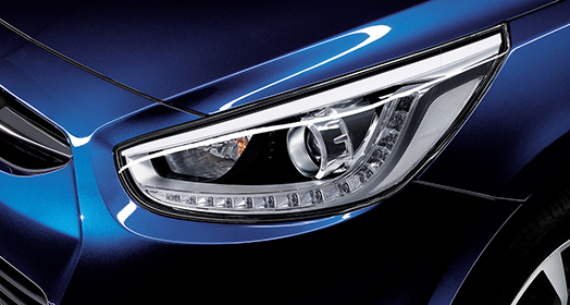 المصباح الأمامي الجانبي الأيسر في سيارة أكسنت الزرقاء