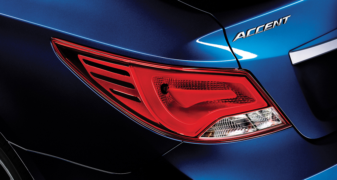 لمصباح الخلفي الجانبي الأيسر في الجزء الخلفي من سيارة أكسنت