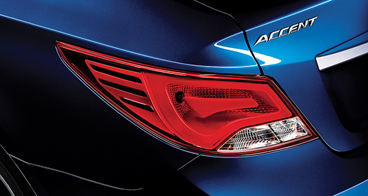 المصباح الخلفي الجانبي الأيسر في الجزء الخلفي من سيارة أكسنت