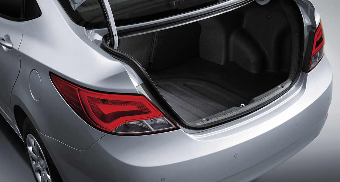 منظر خلفي لسيارة أكسنت فضية اللون مع الحقيبة الخلفية مفتوحة