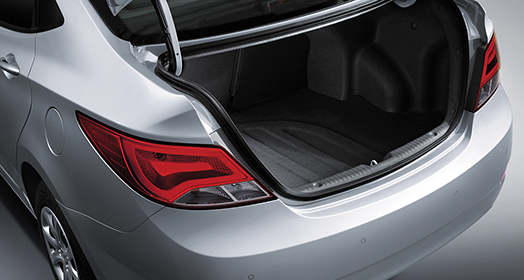 منظر خلفي لسيارة أكسنت فضية اللون مع الحقيبة الخلفية مفتوحة