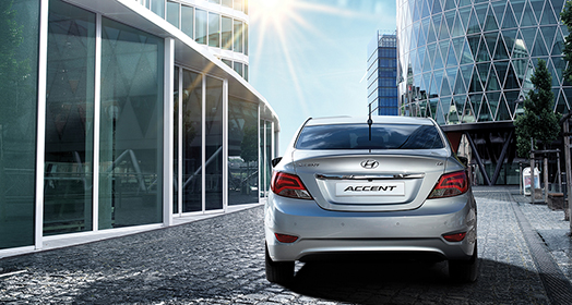 منظر خلفي لسيارة أكسنت الفضية أثناء قيادتها