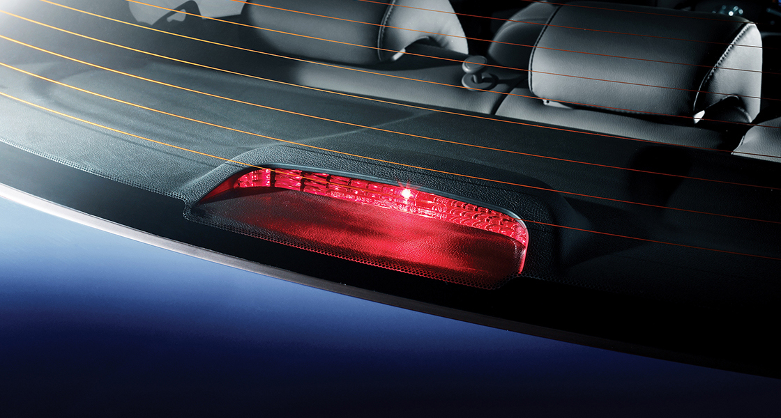 مصباح الفرامل العلوي مضاء بلون أحمر