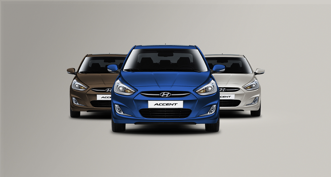 ثلاث سيارات أكسنت بلون أزرق وفضي وبني داكن من زاوية رؤية أمامية