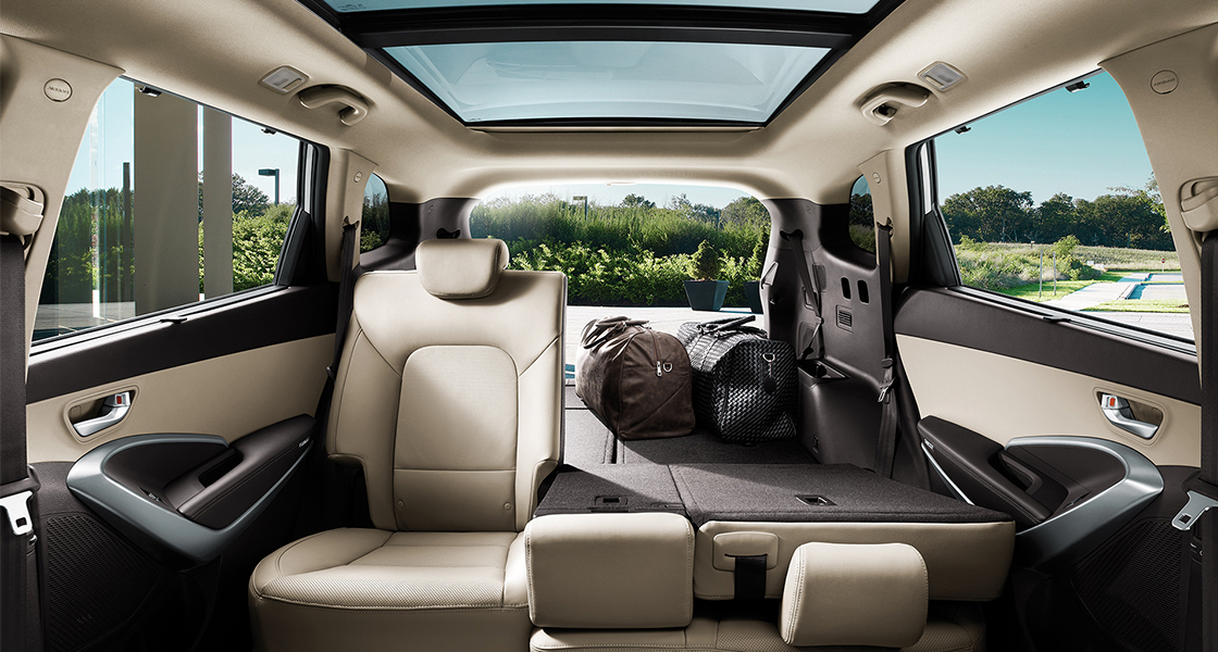 صورة بانورامية للمقاعد الخلفية من الداخل يظهر فيها المقعد على اليسار مطويًا