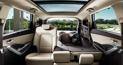 صورة بانورامية للمقاعد الخلفية من الداخل يظهر فيها المقعد على اليسار مطويًا