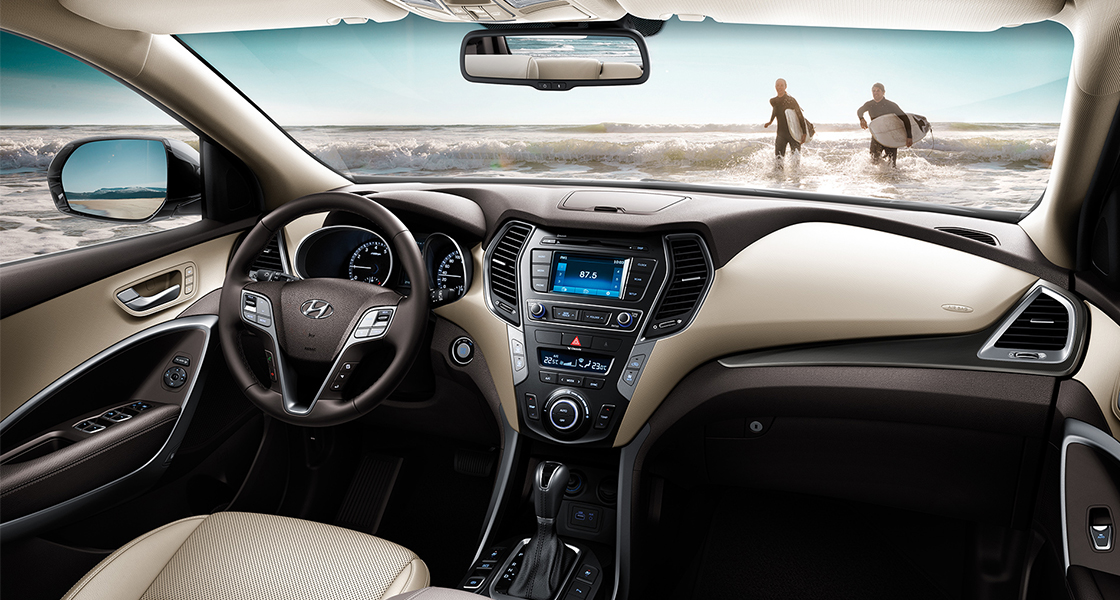 صورة بانورامية للمقعد الأمامي من الداخل من زاوية المقاعد الخلفية