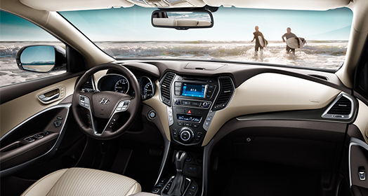 صورة بانورامية للمقعد الأمامي من الداخل من زاوية المقاعد الخلفية