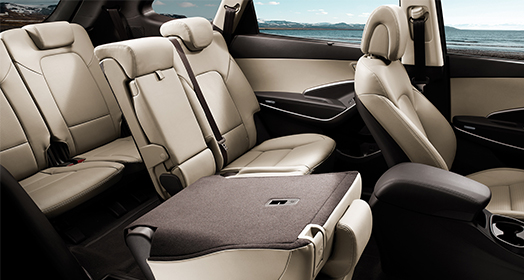 صورة للمقاعد السبعة من الداخل يظهر فيها المقعد الخلفي الأيمن مطويًا