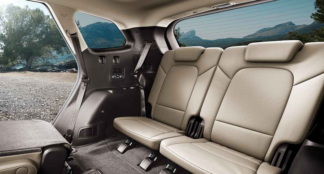 مقعدان قابلان للطي في منطقة الحقيبة الخلفية للسيارة