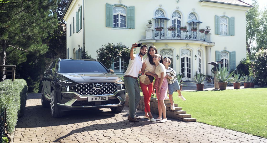 شبكة عريضة تندمج بسلاسة مع المصابيح الأمامية المميزة