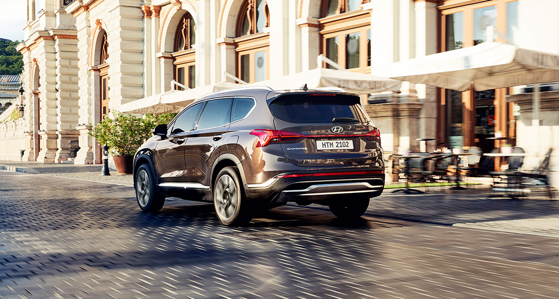 تلتف المصابيح الخلفية بدقة حول حواف السيارة