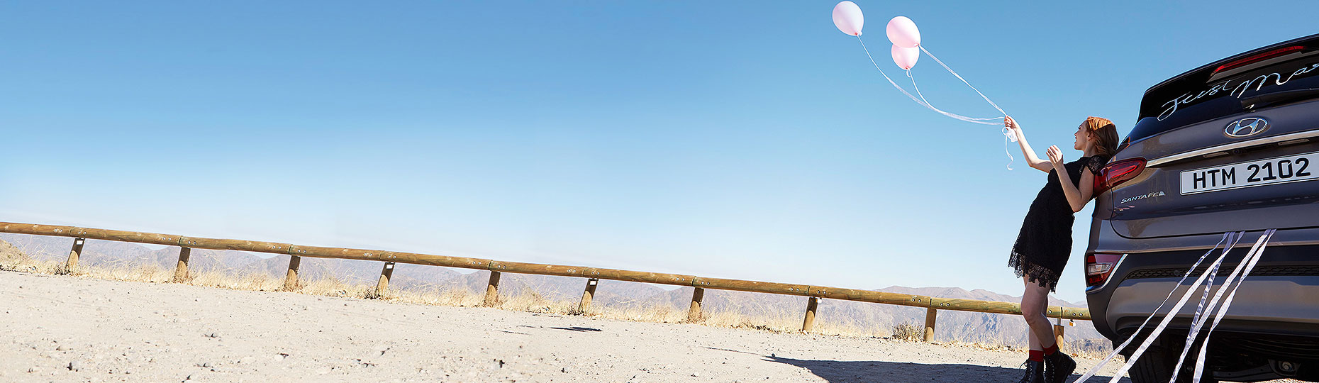 سيدة مع بالون بجانب سانتا في الجديدة كلياً