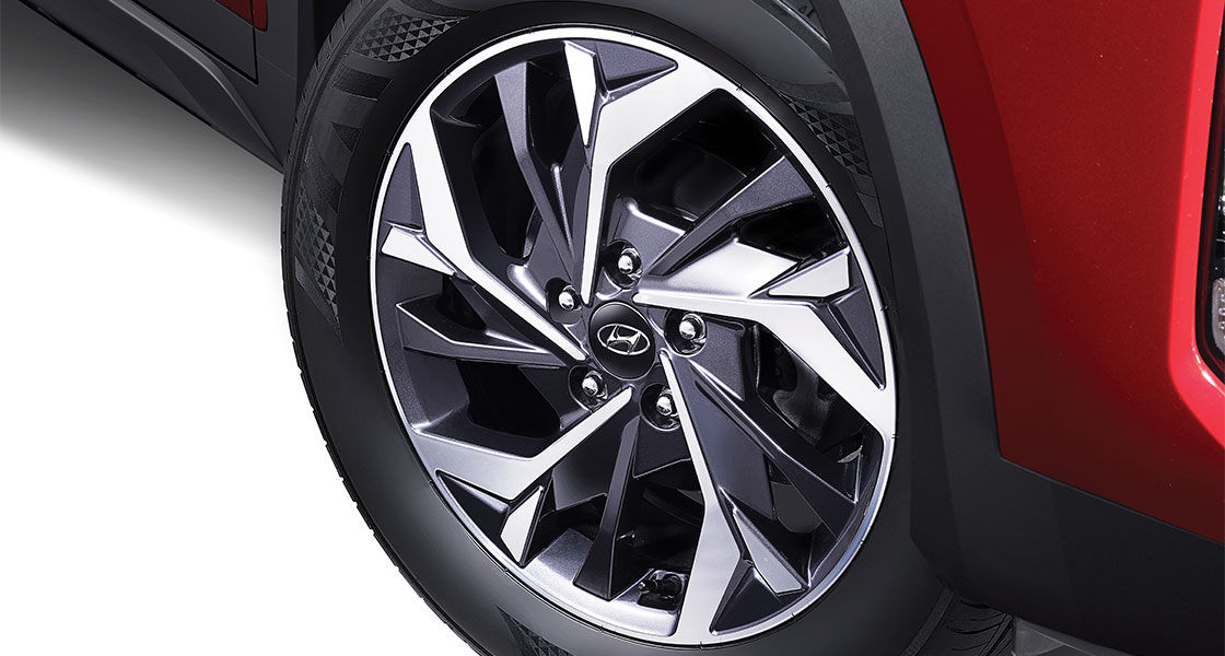 17-inch Diamond-Cut Alloy Wheels